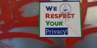 Een afbeelding die belooft online privacy te respecteren, maar helaas kun je daar online niet altijd blind op vertrouwen
