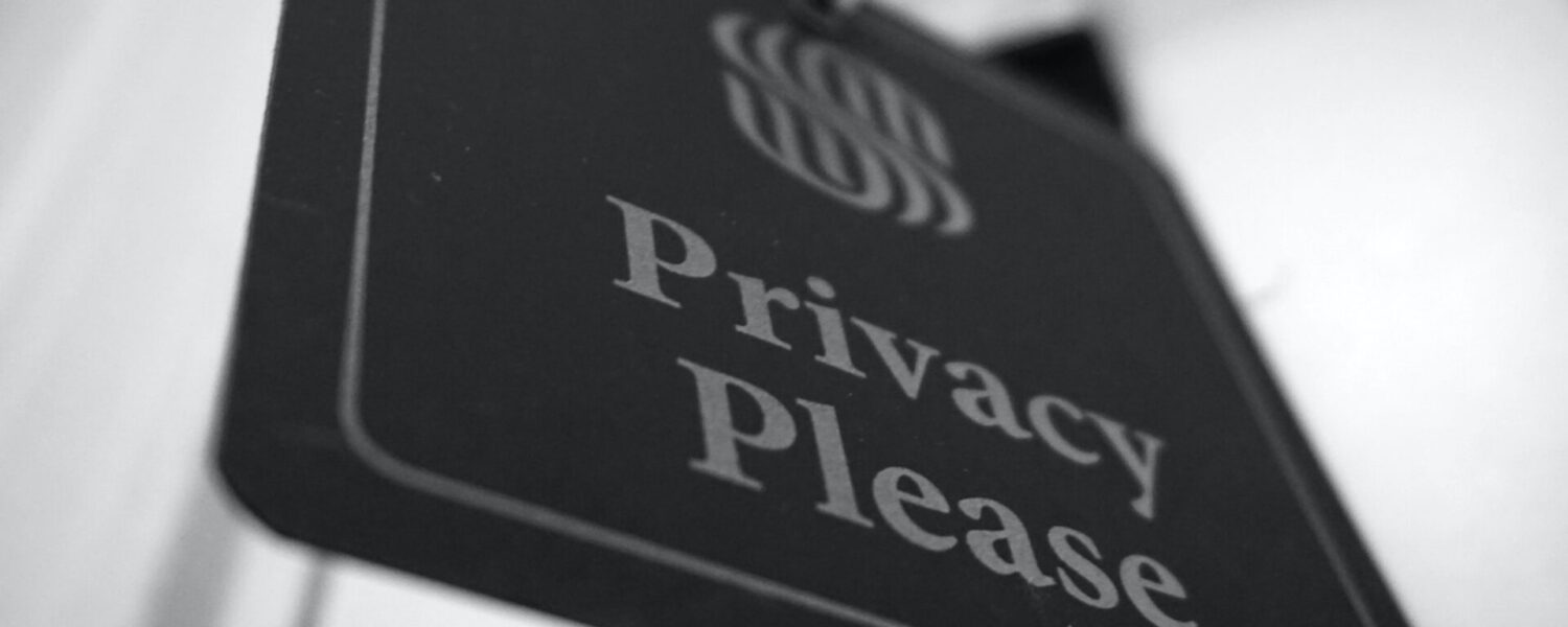 Een bord dat het belang van privacy uitstraalt